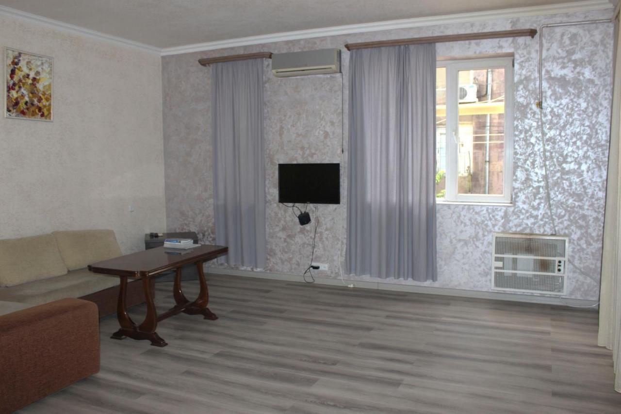 Holiday Home On Aygestan 11 Yerevan Bilik gambar